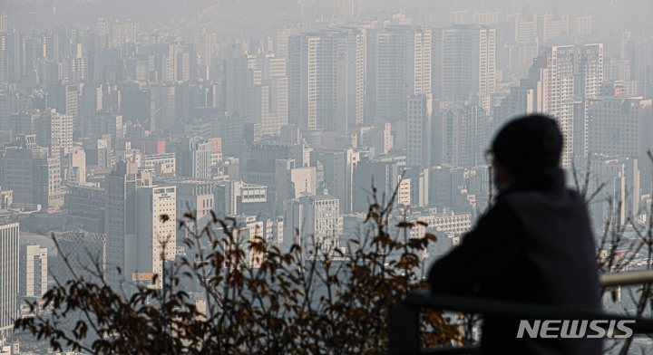 [서울=뉴시스]지난 8일 오전 서울 중구 남산공원에서 바라본 아파트단지 모습. 2022.11.08. (뉴시스DB)