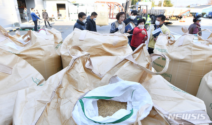 [광주=뉴시스] 변재훈 기자 = 광주 북구 건국동 북광주농협 우치지점에서 2022년산 공공비축미곡 매입 검수가 펼쳐지고 있다. 2022.11.08. wisdom21@newsis.com