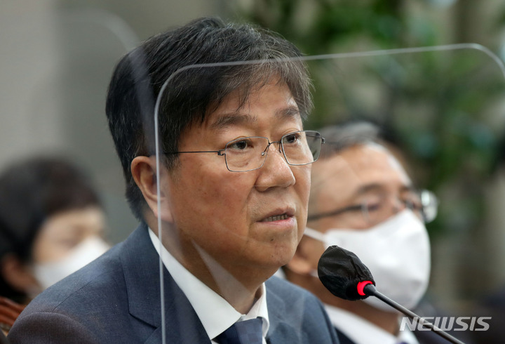 [서울=뉴시스] 고범준 기자 = 김대기(가운데) 대통령비서실장이 8일 오전 서울 여의도 국회에서 열린 국회운영위원회 대통령비서실-국가안보실-대통령경호처에 대한 국정감사에서 의원 질의에 답하고 있다. 2022.11.08. bjko@newsis.com