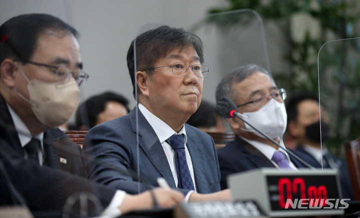 [서울=뉴시스] 고범준 기자 = 김대기 대통령 비서실장이 8일 오전 서울 여의도 국회에서 열린 국회운영위원회 대통령비서실-국가안보실-대통령경호처에 대한 국정감사에서 의원 질의를 듣고 있다. 2022.11.08. bjko@newsis.com
