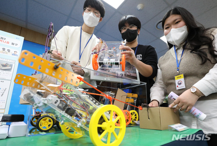[세종=뉴시스] 지난해 11월8일 세종시 정부세종청사에서 제68회 전국과학전람회 학생부 대통령상을 수상한 충북과학고등학교 2학년 학생들이 '줄다리기, 정말 누우면 이길까? 줄다리기 로봇 개발을 통한 반동 메커니즘 탐구' 작품을 설명하고 있다. <사진은 기사와 관련이 없습니다.> (사진=뉴시스DB). 2023.03.19. photo@newsis.com
