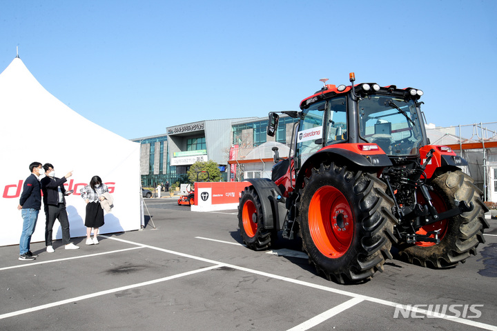 [제주=뉴시스] 우장호 기자 = ㈜대동에서 만든 자율작업 트랙터. 2022.11.08. woo1223@newsis.com