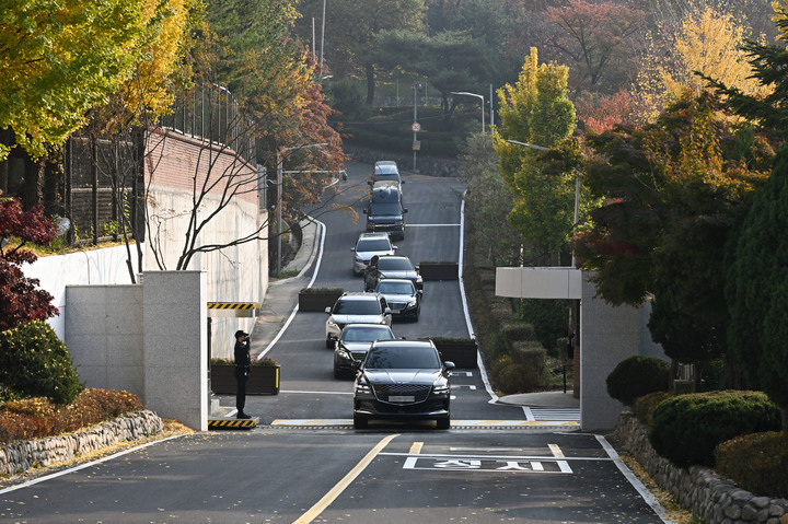 [서울=뉴시스] 서초동 사저에서 한남동 대통령 관저로 이사를 마친 윤석열 대통령이 8일 오전 서울 용산구 한남동 관저에서 차량을 이용해 외부 비공개 일정으로 향하고 있다. (사진=대통령실 제공) 2022.11.08. photo@newsis.com *재판매 및 DB 금지