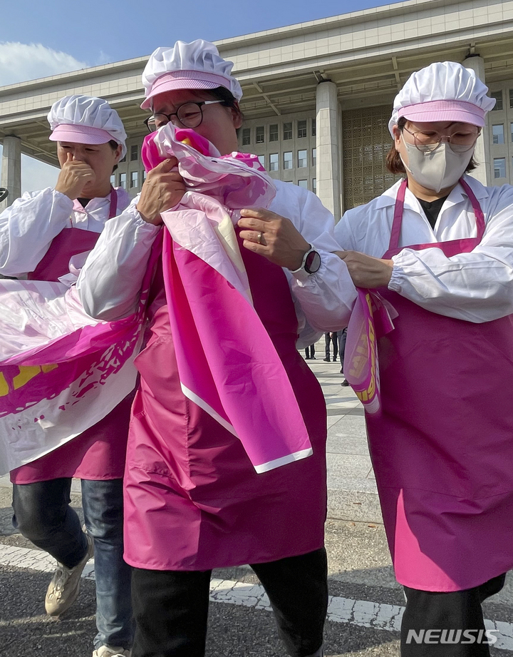 [서울=뉴시스] 최진석 기자 = 학교급식실 노동자들이 8일 오후 서울 여의도 국회의사당 앞에서 학교급식실 인력충원 국회 예산 편성 촉구 및 학교급식실 폐암환자 속출 대책 마련 촉구 기자회견을 마친 뒤 눈물을 훔치며 이동하고 있다. 2022.11.08. myjs@newsis.com
