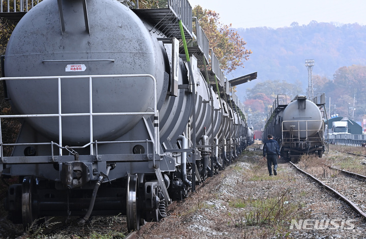 [의왕=뉴시스] 김종택 기자 = 수도권 철도물류 중심역인 오봉역에서 작업자 사망사고 발생으로 인한 시멘트 운반 열차들의 운행이 중단된 8일 오후 경기도 의왕시 오봉역 인근 선로에 시멘트 열차가 멈춰서 있다. 수도권 시멘트 출하량의 40%를 소화하는 오봉역의 사고 여파로 수도권 건설 현장들의 시멘트 수급에 차질이 빚어지고 있다. 2022.11.08. jtk@newsis.com