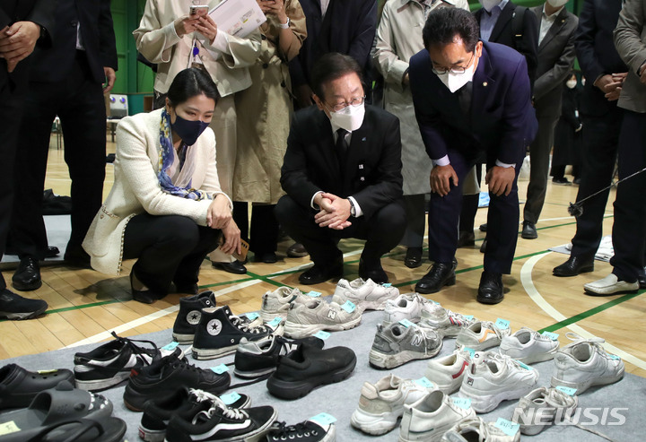 [서울=뉴시스] 김선웅 기자 = 이재명 더불어민주당 대표가 지난 8일 서울 용산구 원효로 다목적 실내체육관에 마련된 이태원 참사 유실물센터를 방문해 내부를 살펴보고 있다.  2022.11.08. mangusta@newsis.com