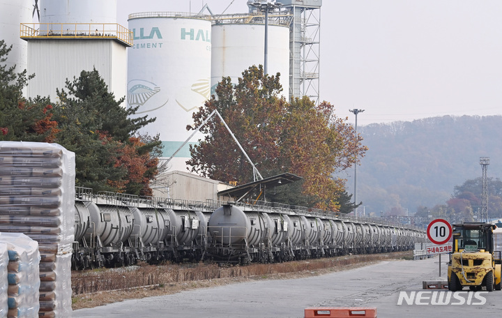 [의왕=뉴시스] 김종택 기자 = 경기도 의왕시 오봉역 인근 선로에 시멘트 열차가 멈춰서 있다. 2022.11.08. jtk@newsis.com