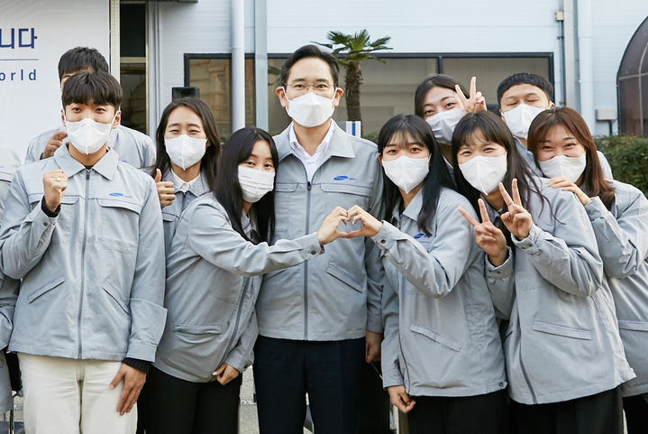 [서울=뉴시스] 이재용 삼성전자 회장이 8일 부산 강서구 삼성전기 부산사업장에서 열린 서버용 FCBGA(Flip-Chip Ball Grid Array)의 첫 출하식에 참석해 직원들과 기념촬영 하고 있다. (사진=삼성전자 제공) 2022.11.08. photo@newsis.com *재판매 및 DB 금지