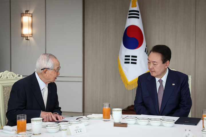 [서울=뉴시스] 윤석열 대통령이 8일 오후 서울 용산 대통령실 청사에서 열린 기독교계 원로 오찬 간담회에서 김장환 극동방송 이사장의 발언을 경청하고 있다. (사진=대통령실 제공) 2022.11.08. photo@newsis.com *재판매 및 DB 금지