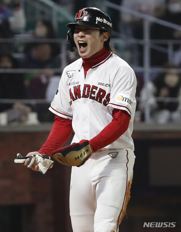 [인천=뉴시스] 정병혁 기자 = 8일 인천 SSG랜더스필드에서 열린 2022 KBO 한국시리즈 6차전 키움 히어로즈와 SSG 랜더스의 경기, 3회말 2사 주자 2, 3루 상황 SSG 한유섬 안타 때 2루 주자 최지훈이 홈인한 뒤 포효하고 있다. 2022.11.08. jhope@newsis.com