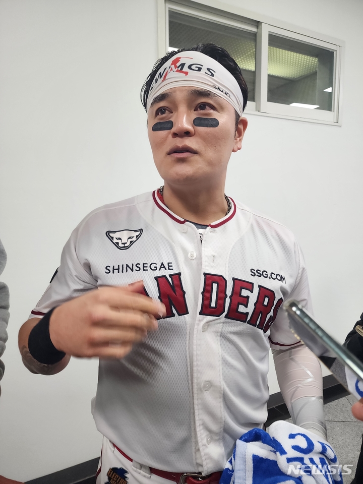 [인천=뉴시스] 김희준 기자 = 한국시리즈 우승 확정 뒤 인터뷰하는 추신수. 2022.11.08jinxijun@newsis.com