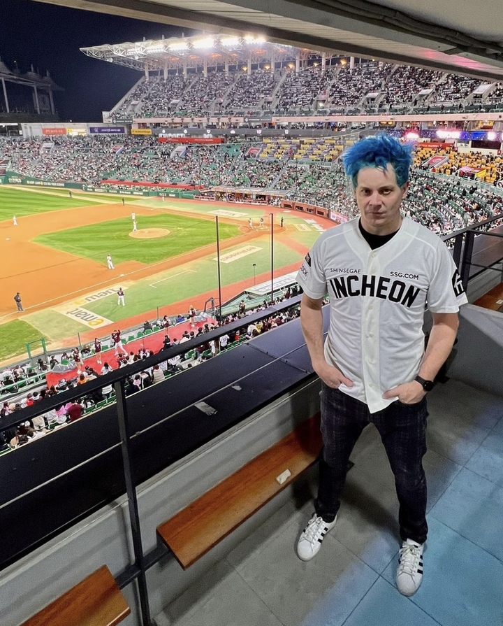 [서울=뉴시스] 지난 7일 인천 미추홀구 SSG랜더스필드에서 열린 SSG 랜더스 대 키움 히어로즈의 한국 시리즈 5차전을 관람한 잭 화이트. 이날 9회말 대타 끝내기 역전 홈런이 나왔다. 2022.11.07. (사진 = 잭 화이트 인스타그램 캡처) photo@newsis.com *재판매 및 DB 금지