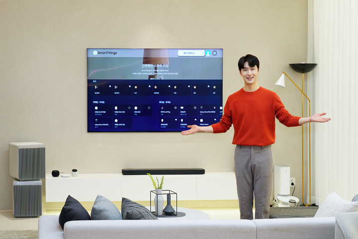 [서울=뉴시스]삼성전자 모델이 삼성 디지털프라자 용인구성본점에서 스마트싱스(SmartThings) 기반 홈 IoT 솔루션을 적용한 스마트 아파트 서비스를 소개하고 있다. (사진 = 삼성전자) 2022.11.9. photo@newsis.com *재판매 및 DB 금지