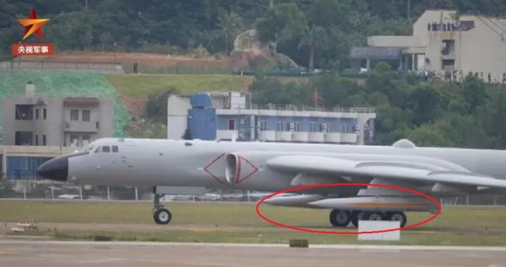 [서울=뉴시스] 9일 홍콩 사우스차이나모닝포스트(SCMP)는 중국이 자국 최대 에어쇼인 주하이에어쇼(중국국제항공우주박람회)에서 항공모함 전단을 타격할 수 있는 최신형 극초음속 대함미사일 수출 버전을 공개했다고 전했다.에어쇼에 참석한 훙(H)-6K 폭격기에 '2PZD-21'라고 표기된 미사일 2발이 장착된 모습. <사진출처: 중국중앙 TV> 2022.11.09 