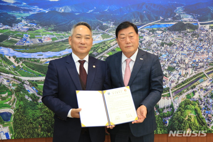 [합천=뉴시스] 홍정명 기자= 9일 경남 합천군청 군수 집무실에서 ㈜무학 이종수(왼쪽) 사장과 김윤철 군수가 상생발전 업무협약을 체결하고 있다.(사진=무학 제공)2022.11.09. photo@newsis.com