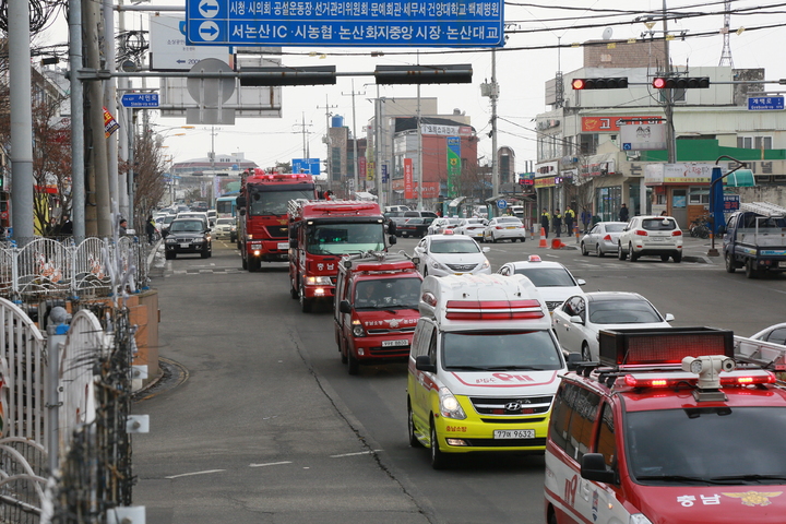 논산소방서는 9일 제60주년 소방의 날을 맞아 논산시 주요도로 및 다중밀집 지역을 중심으로 ‘소방차 퍼레이드’를 벌였다. 2022. 11. 09 논산소방서 *재판매 및 DB 금지