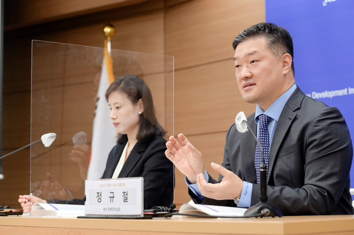 [세종=뉴시스] 한국개발연구원 정규철 경제전망실장(오른쪽)과 천소라 전망총괄이 9일 정부세종청사에서 2022년 하반기 경제전망을 발표하고 있다. (사진=KDI 제공) *재판매 및 DB 금지