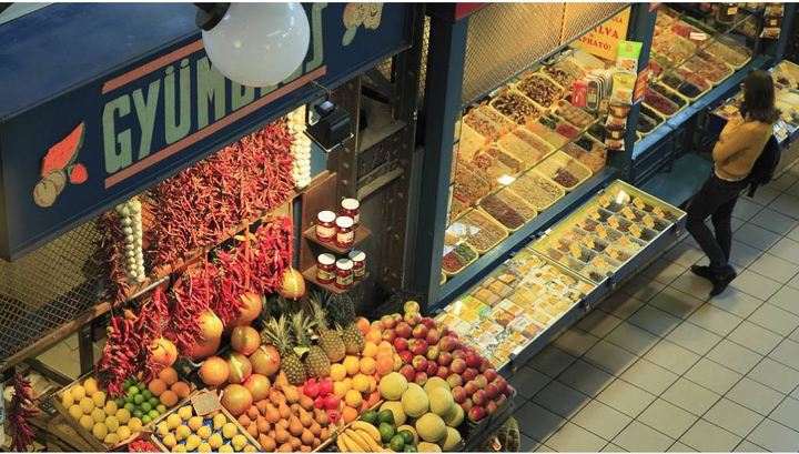 [서울=뉴시스]지난 10월 20.1%의 물가상승률로 20년 만에 최고를 기록한 헝가리가 치솟는 물가에 대한 국민들의 부담을 완화하기 위해 식료품점들에 달걀과 감자 가격을 9월 말 수준보다 더 높은 가격으로 올려 판매하는 것을 금지한다고 게르게이 구야스 헝가리 총리 비서실장이 9일 발표했다. 헝가리 부다페스트의 한 식료품점에서 여성 1명이 제품들을 보고 있다. <사진 출처 : CGTN> 2022.11.9 