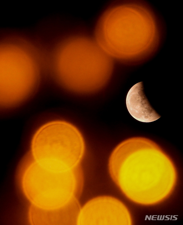 [제주=뉴시스] 우장호 기자 = 8일 오후 제주시 서쪽하늘 위로 태양과 지구, 달이 일직선에 놓이며 달이 지구 그림자 속으로 들어가는 현상인 '개기월식'이 펼쳐지고 있다. 이날 밤에는 지구 그림자에 가려진 달이 다시 천왕성을 가리는 '천왕성 엄폐' 현상이 동시에 나타난다. 두 천문현상이 겹치는 '우주쇼'는 향후 200년 안에는 우리나라에서 관측할 수 없다. 2022.11.08. woo1223@newsis.com