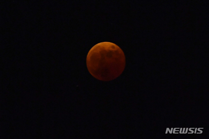 [광주=뉴시스] 이영주 기자 = 지구 그림자가 달을 가리는 개기월식이 진행된 8일 오후 광주 밤하늘에 뜬 달이 지구의 그림자에 가려 모습을 감췄다. 2022.11.08. leeyj2578@newsis.com