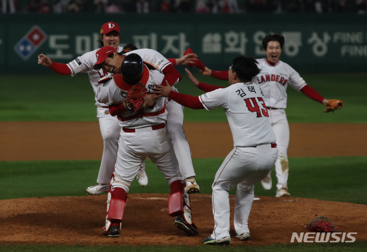 [인천=뉴시스] 김근수 기자 = 8일 인천 SSG랜더스필드에서 열린 2022 KBO 한국시리즈 6차전 키움 히어로즈와 SSG 랜더스의 경기 종료, SSG가 4대 3으로 승리, 한국시리즈 누적스코어 4대 2로 우승, SSG 김광현이 동료들과 기쁨을 나누고 있다. 2022.11.08. ks@newsis.com