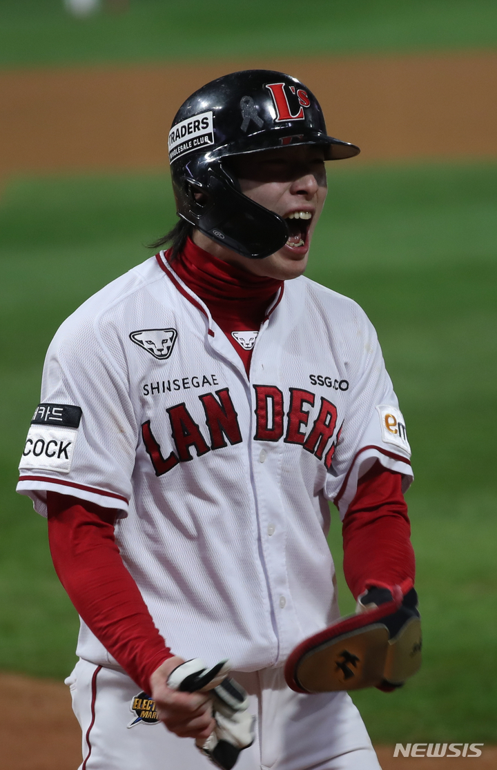 [인천=뉴시스] 김근수 기자 = 8일 인천 SSG랜더스필드에서 열린 2022 KBO 한국시리즈 6차전 키움 히어로즈와 SSG 랜더스의 경기, 3회말 SSG 공격, 2사 주자 2,3루 SSG 타자 한유섬의 안타로 2루 주자 최지훈이 홈으로 들어오고 있다. 2022.11.08. ks@newsis.com