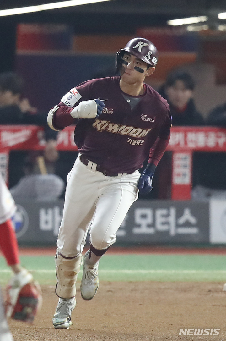 [인천=뉴시스] 조수정 기자 = 8일 인천 SSG랜더스필드에서 열린 2022 KBO 한국시리즈 6차전 키움 히어로즈와 SSG 랜더스의 경기, 6회초 1사 키움 이정후가 솔로홈런을 날리고 있다. 2022.11.08. chocrystal@newsis.com