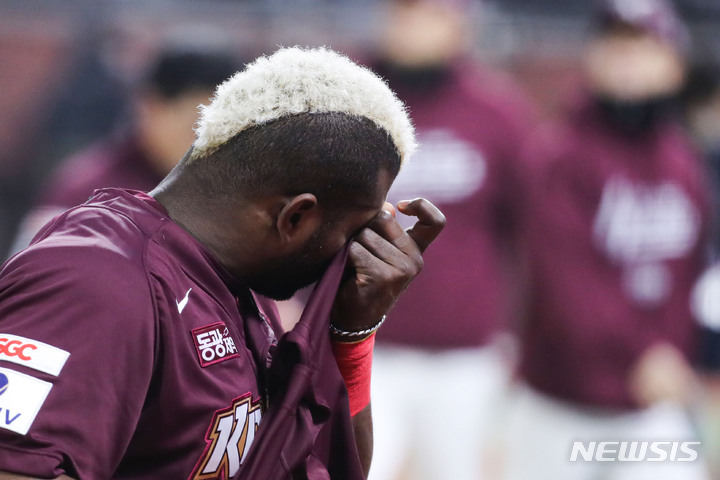 [인천=뉴시스] 권창회 기자 = 8일 인천 SSG랜더스필드에서 열린 2022 KBO 한국시리즈 6차전 키움 히어로즈와 SSG 랜더스의 경기, 한국시리즈 우승에 실패한 키움 푸이그가 눈물을 닦고 있다. 2022.11.08. kch0523@newsis.com