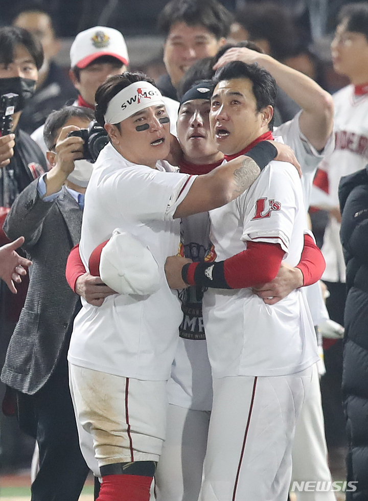 [인천=뉴시스] 조수정 기자 = 8일 인천 SSG랜더스필드에서 열린 2022 KBO 한국시리즈 6차전 키움 히어로즈와 SSG 랜더스의 경기, 5-4로 4선승 하며 한국시리즈 우승을 차지한 SSG 추신수, 최지훈, 김강민 선수들이 눈물을 흘리며 기쁨을 나누고 있다. 2022.11.08. chocrystal@newsis.com