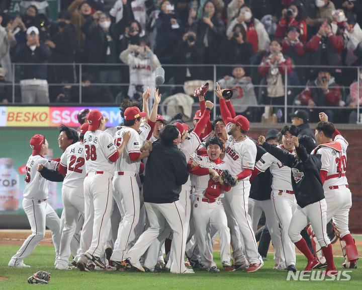 [인천=뉴시스] 조수정 기자 = 8일 인천 SSG랜더스필드에서 열린 2022 KBO 한국시리즈 6차전 키움 히어로즈와 SSG 랜더스의 경기, 5-4로 4선승 하며 한국시리즈 우승을 차지한 SSG 선수들이 기쁨을 나누고 있다. 2022.11.08. chocrystal@newsis.com
