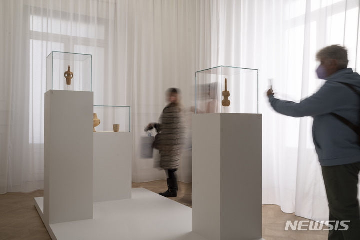 [아테네( 그리스)= AP/뉴시스] 아테네 키클라데스 박물관에서 미국의 한 부호부터 반환 기증받은 그리스 키클라데스 제도의 청동기 시대 (c 3000-c 1100 B.C.) 문화재들을 한 기자가 촬영하고 있다. 스위스는 스위스에 있던 고대 그리스 문화재 유품 15점을 그리스 정부가 반환소송에 승리하면서 돌려주게 되었다고 그리스 문화체육부가 2023년 2월 2일 발표했다.&nbsp; 