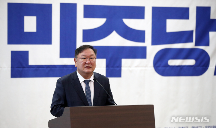 [서울=뉴시스] 고범준 기자 = 김태년 더불어민주당 민생경제위기대책위원회 위원장이 9일 오전 서울 여의도 국회 의원회관 제1소회의실에서 열린 경제는 민주당! : 국회의원 경제세미나에 참석해 인사말을 하고 있다. 2022.11.09. bjko@newsis.com