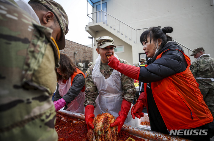 주한미군에 2000박스 성탄 선물…시민·탈북민이 함께했다
