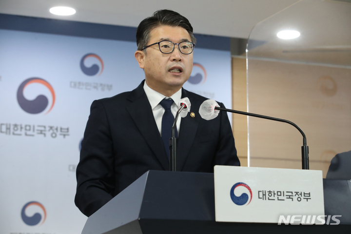 [서울=뉴시스] 김명원 기자 = 장상윤 교육부 차관이 9일 오전 서울 종로구 정부서울청사에서 초·중등학교 교육과정 및 특수교육 교육과정 개정안 행정예고 브리핑을 하고 있다. 2022.11.09. kmx1105@newsis.com