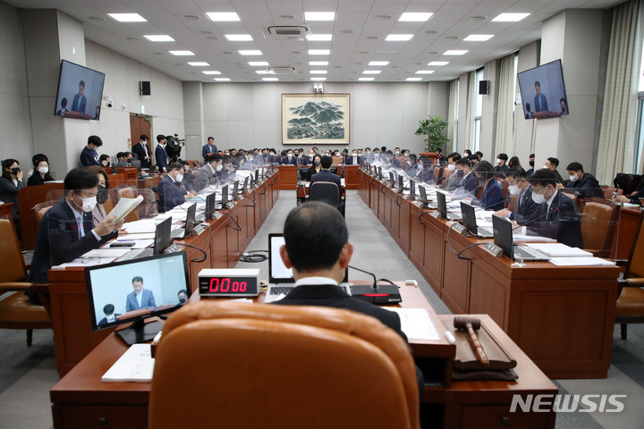 [서울=뉴시스] 김선웅 기자 = 이광재 국회 사무총장이 9일 서울 여의도 국회에서 열린 운영위원회 전체회의에서 예산안 제안설명을 하고 있다. 2022.11.09. mangusta@newsis.com