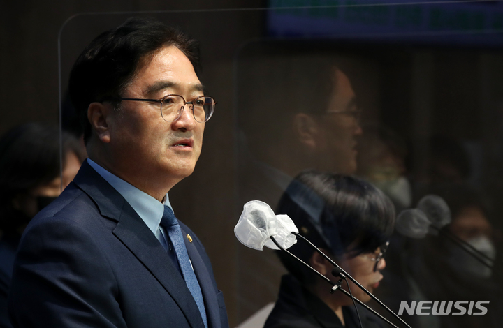 [서울=뉴시스] 고범준 기자 = 우원식 더불어민주당 의원이 9일 오전 서울 여의도 국회 소통관에서 열린 민주유공자법 제정 촉구 기자회견에서 발언하고 있다. 2022.11.09. bjko@newsis.com