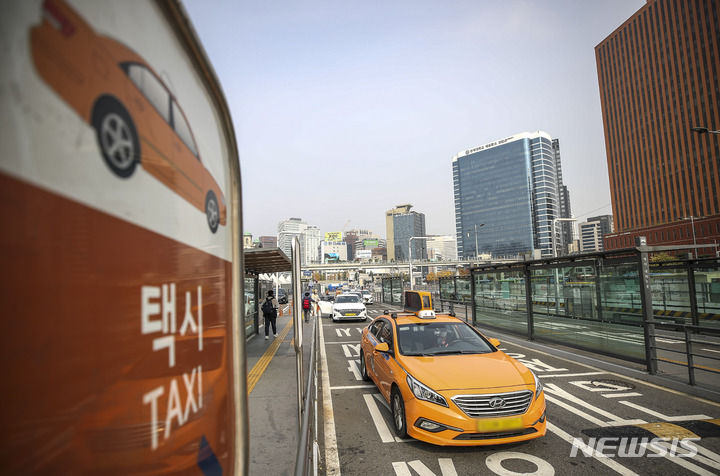 [서울=뉴시스] 정병혁 기자 = 지난 9일 오후 서울 중구 서울역 택시승강장에서 택시가 이동하고 있다. 2022.11.09. jhope@newsis.com