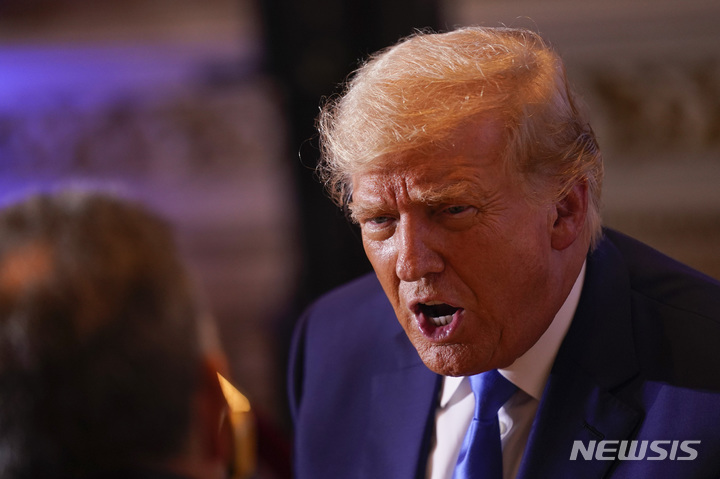 [마라라고=AP/뉴시스] 도널드 트럼프 전 미국 대통령이 8일(현지시간) 플로리다주 팜비치의 마라라고에서 관계자들과 대화하고 있다. 2022.11.10.