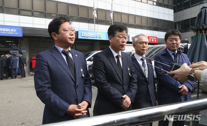 [서울=뉴시스] 최진석 기자 = 안호영 더불어민주당 수석대변인이 9일 서울 여의도 더불어민주당 중앙당사 앞에서 검찰의 정진상 대표실 정무조정실장 관련 민주당 중앙당사 압수수색에 관한 발언을 하고 있다. 2022.11.09. myjs@newsis.com