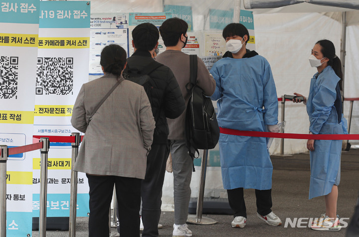 [서울=뉴시스] 권창회 기자 = 코로나19 신규 확진자가 6만2472명으로 집계된 9일 오후 서울 중구 서울역 임시선별검사소에서 시민들이 검사를 받기 위해 대기하고 있다. 2022.11.09. kch0523@newsis.com