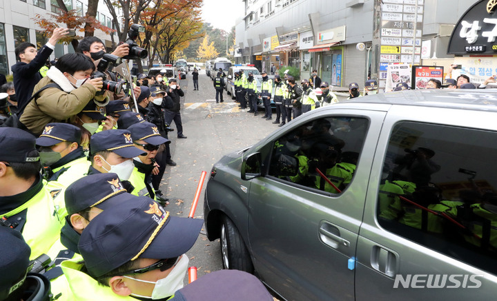 [서울=뉴시스] 전진환 기자 = 검찰이 9일 이재명 더불어민주당 대표의 최측근인 정진상 대표실 정무조정실장과 관련해 서울 여의도 더불어민주당 중앙당사 내 당대표 비서실에 대한 압수수색을 마치고 차량을 타고 떠나고 있다.  2022.11.09. amin2@newsis.com