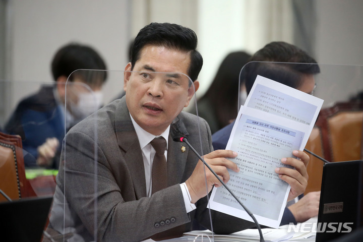 [서울=뉴시스] 김선웅 기자 = 박영순 더불어민주당 의원이 9일 서울 여의도 국회에서 열린 운영위원회 전체회의에서 질의를 하고 있다. 2022.11.09. mangusta@newsis.com