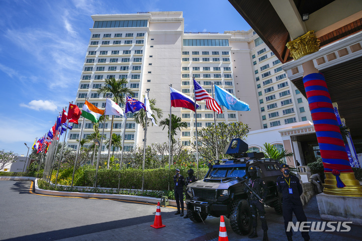 [프놈펜=AP/뉴시스]10일 캄보디아 프놈펜에서 아세안 관련 정상회의가 시작되는 가운데, 지난 9일 프톰펜의 한 정상회의 회의장 앞에 보안 경비들이 경비를 서고 있다. 2022.11.10.