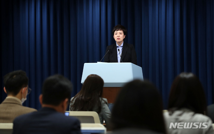 [서울=뉴시스] 홍효식 기자 = 김은혜 홍보수석이 9일 오후 서울 용산 대통령실 청사 브리핑룸에서 윤석열 대통령의 정순택 대주교 및 염수정 추기경 간담회와 김한길 국민통합위원장 오찬 간담회 일정에 대한 브리핑을 하고 있다. 2022.11.09. yesphoto@newsis.com