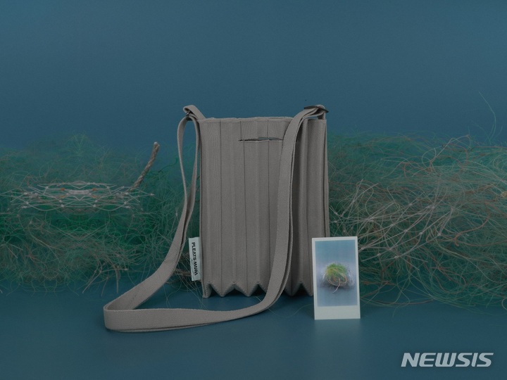 [서울=뉴시스] 플리츠마마 스튜디오백 그레이. (사진=플리츠마마 제공) 2022.11.10. photo@newsis.com