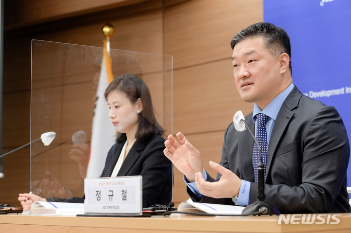 [세종=뉴시스] 정규철 한국개발연구원(KDI) 경제전망실장이 9일 정부세종청사에서 '하반기 경제전망'을 발표하고 있다. 2022.11.09. photo@newsis.com (사진=KDI 제공)