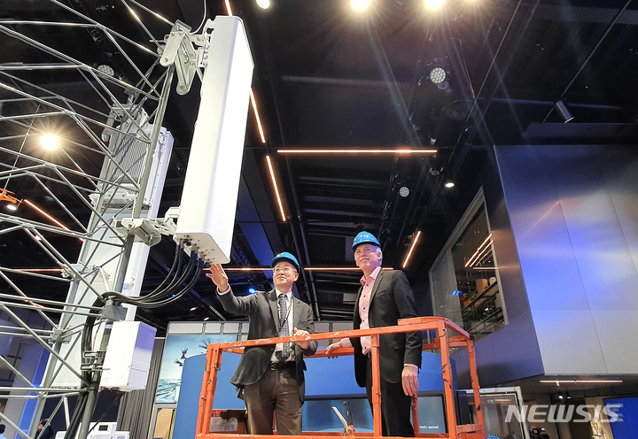 [서울=뉴시스]KT가 에릭슨과 LTE 패시브 안테나와 5G 액티브 안테나를 결합한 장비를 활용한 5G 빔 포밍 성능 시연에 성공했다고 10일 밝혔다. 사진은 KT와 에릭슨 임직원이 LTE와 5G 안테나가 결합된 무선 유닛 성능을 테스트 하고 있는 모습. (사진=KT 제공)