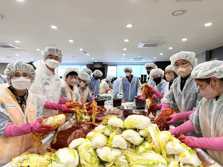 [전주=뉴시스]이동민 기자 = 대한적십자사 전북지사는 현대두산인프라코어 군산공장에서 김장김치 나눔 봉사를 진행했다고 10일 밝혔다. *재판매 및 DB 금지