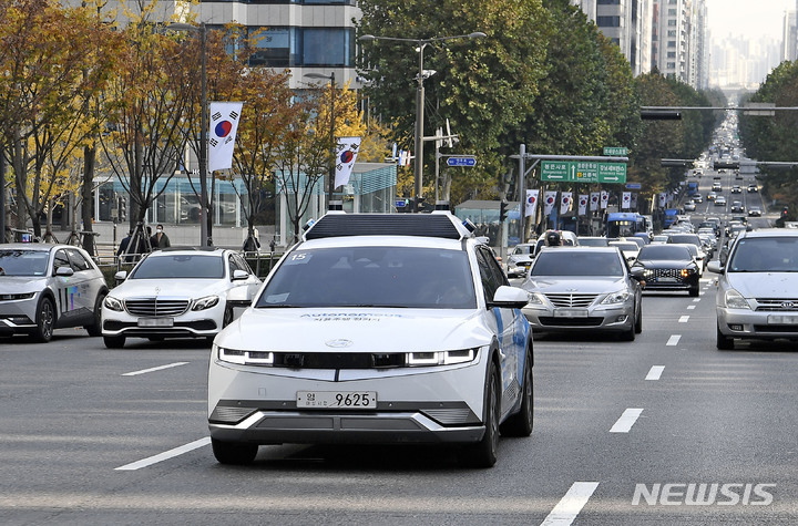 [서울=뉴시스]로보라이드 차량이 테헤란로 일대를 주행하는 모습.(사진=현대차·기아 제공) 2022.11.10 photo@newsis.com 