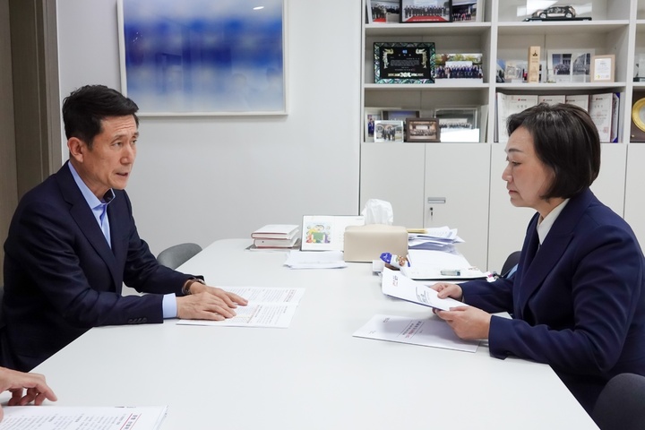 [포항=뉴시스] 강진구 기자 = 이강덕 경북 포항시장이 10일 오후 국회에서 국민의힘 간사 한무경 의원을 만나 산업위기 선제대응지역 지정 관련 예산 확보에 협조해 줄 것을 당부하고 있다.(사진=포항시 제공) 2022.11.10.photo@newsis.com *재판매 및 DB 금지
